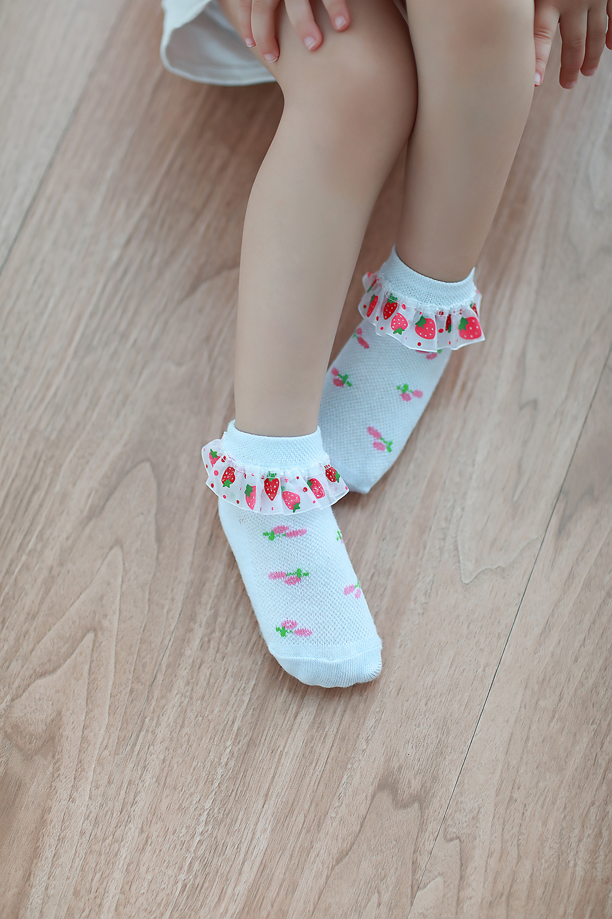 中國(guó)童模服裝拍攝可愛(ài)女童模襪子網(wǎng)店拍攝