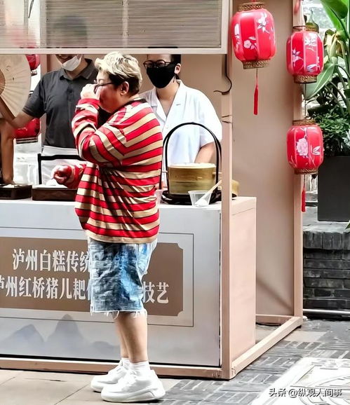 韓紅低調逛地攤被偶遇，休閑打扮引網友熱議